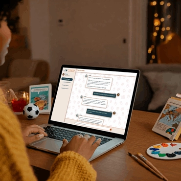 Persona che usa un chatbot su uno smartphone per trovare un regalo su 'My Perfect Gift', con oggetti che rappresentano hobby e passioni sullo sfondo.